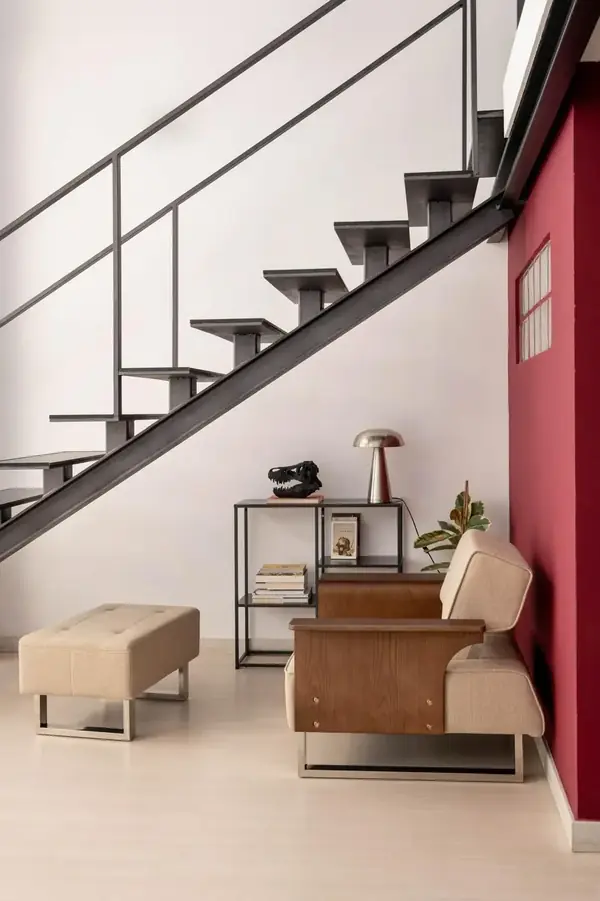 Escalera ligera de acero hacia el altillo en un local convertido en vivienda