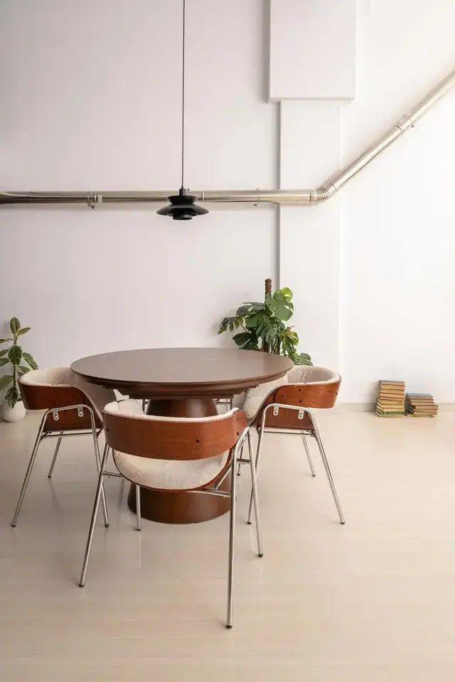 Comedor con mesa redonda en un local convertido en vivienda