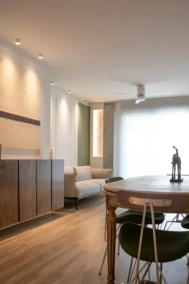 Salón con carpintería de madera a medida y pilar visto