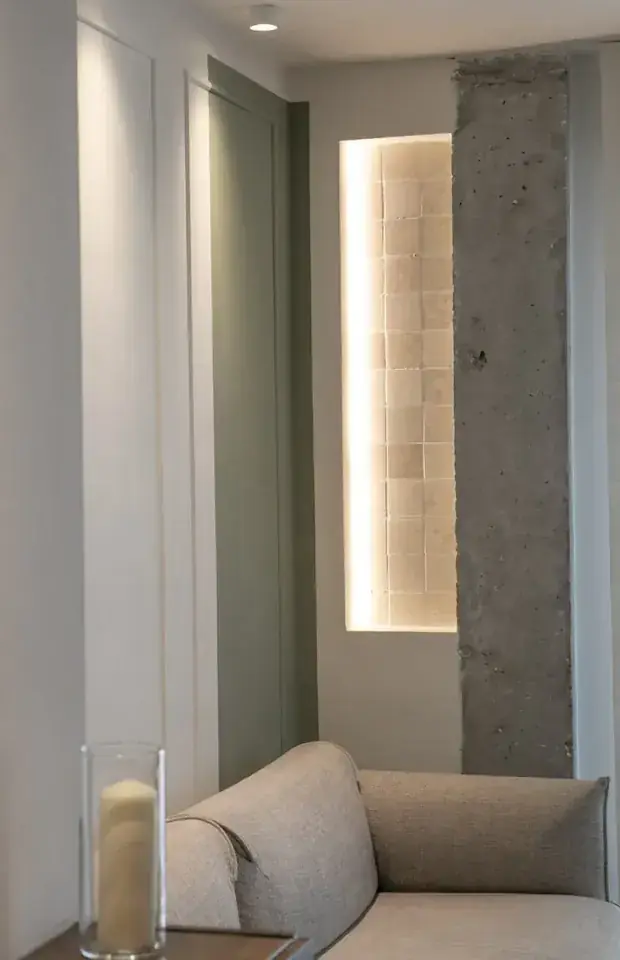 Rincón del salón con luz indirecta integrada en la pared