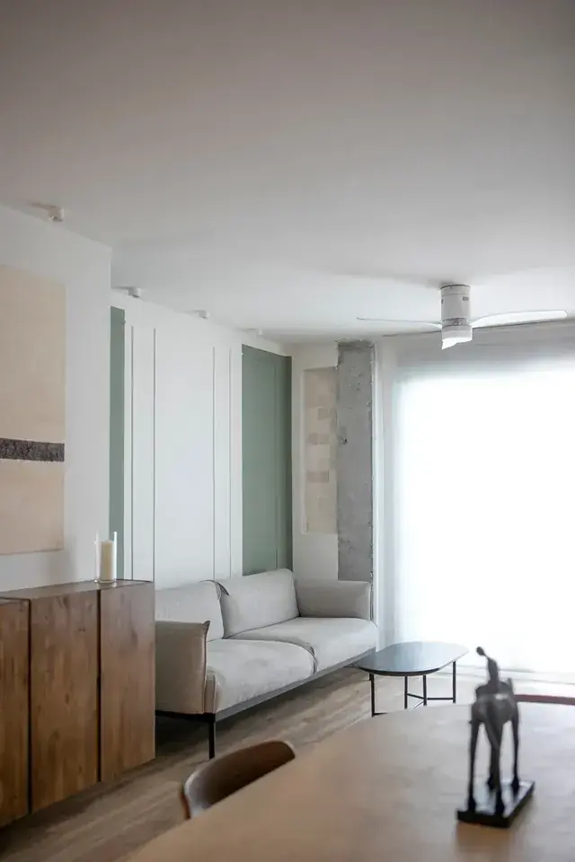 Salón con el pilar de hormigón original visto