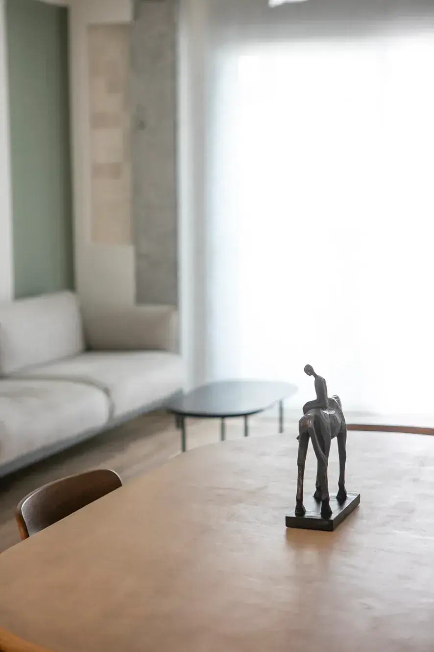 Salón reformado con luz natural y materiales nobles en Zaragoza